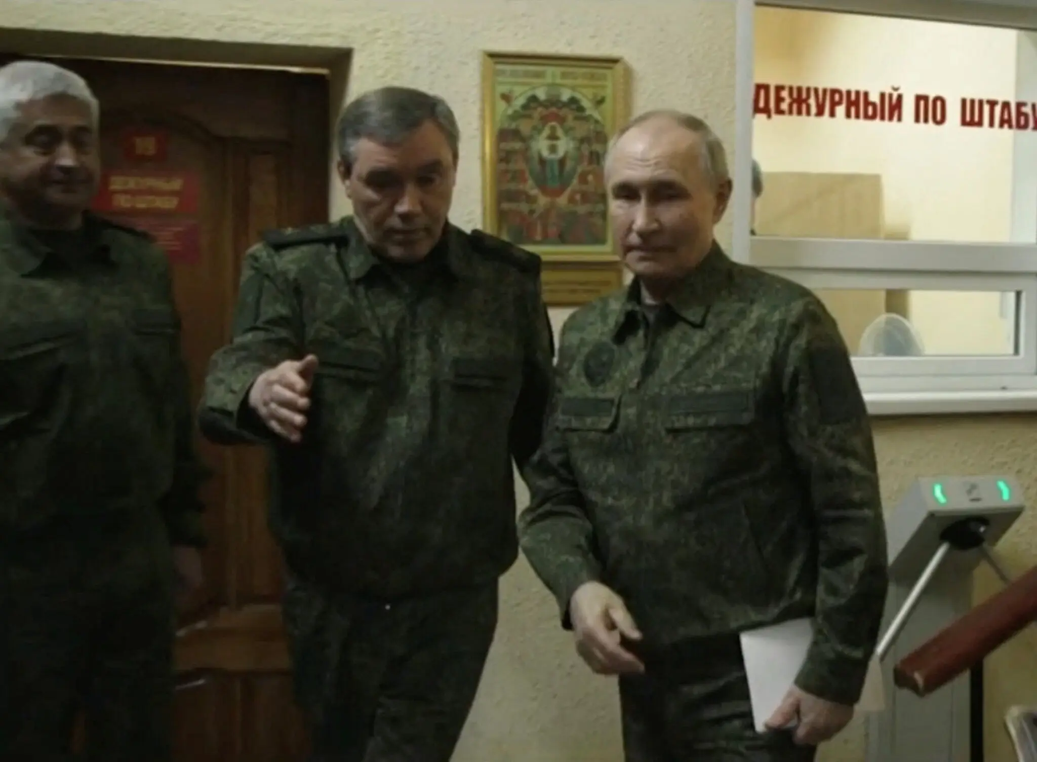 Путін у камуфляжі відвідав Курськ: Росія відвойовує окуповані українцями землі на тлі пропозиції про перемир’я